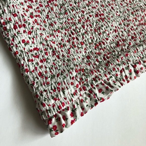 Smocked floral off the shoulder crop top blouse - Picture 2 of 7